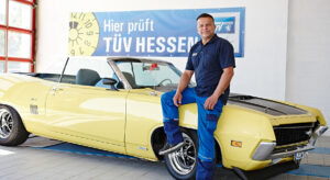 Anghelos Voltis, Geschäftsführer des ISV Giessen sitzt im Prüfraum auf einem Oldtimer